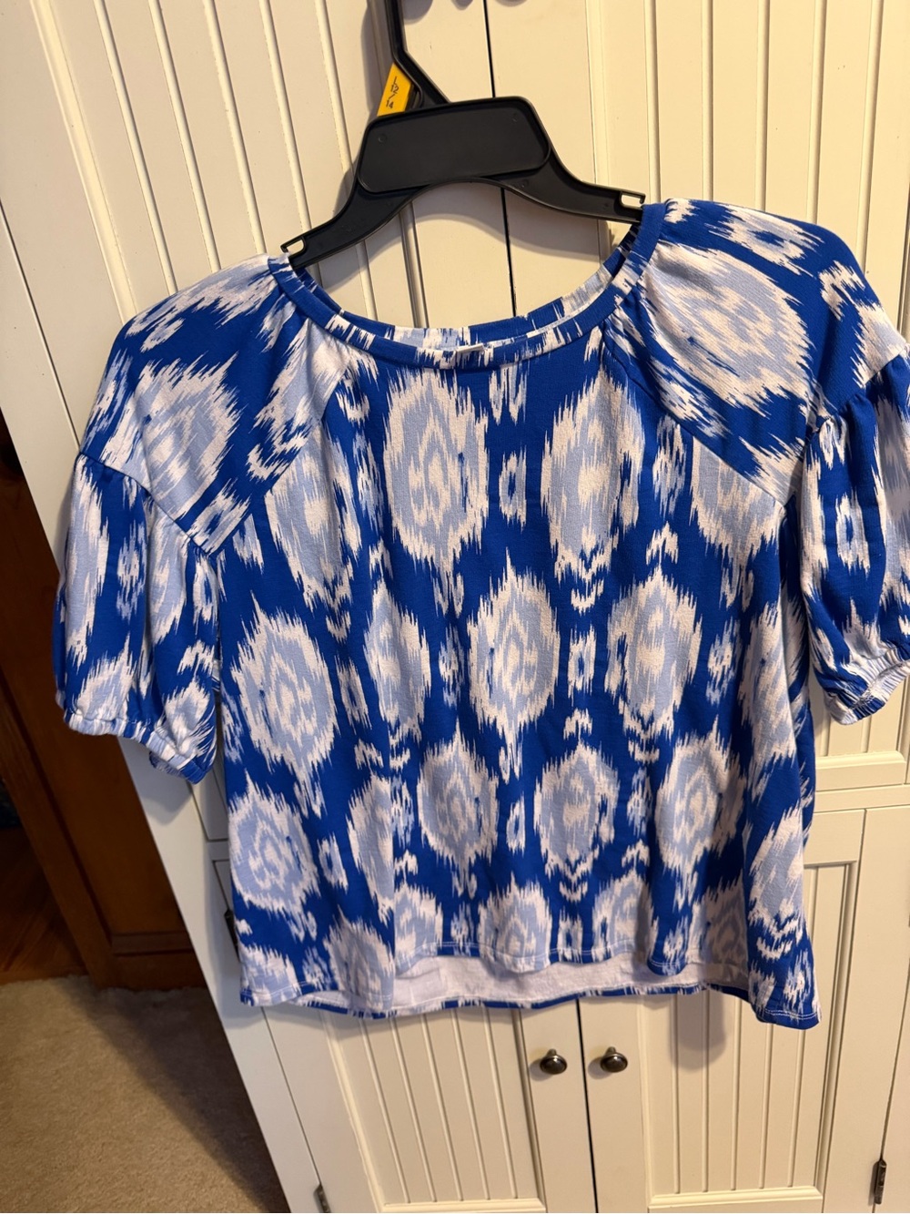 crown & ivy Blue and White Ikat Short Sleeve Top